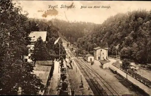 Ak Pöhl Vogtland, Blick auf den Bahnhof vom Hotel Steinigt, Gleisseite