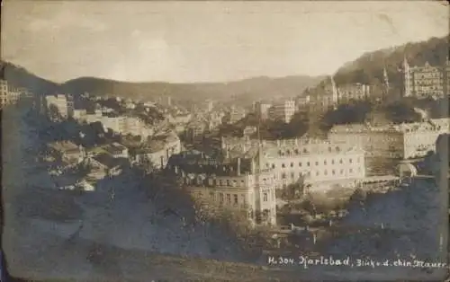 Ak Karlovy Vary Karlsbad Stadt, Blick von der chin. Mauer