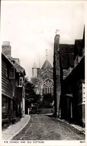 Ak Rye East Sussex England, Kirche und alte Cottages