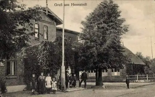 Ak Hennstedt Kreis Steinburg, Teilansicht, Anwohner