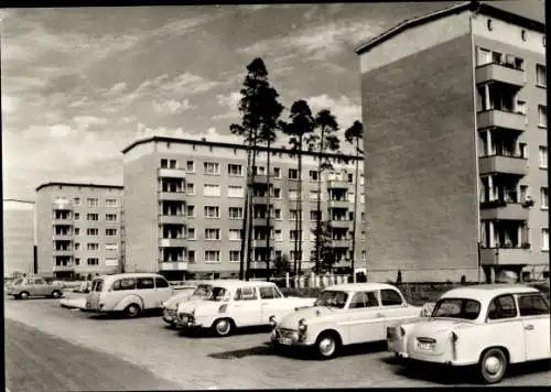 Ak Hermsdorf in Thüringen, Erich Weinert Straße in der Waldsiedlung, Autos