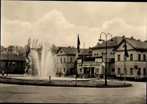 Ak Eisenberg in Thüringen, Platz der Republik, Brunnen, Karl Marx Lichtspiele