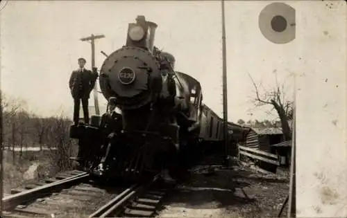 Foto Ak Kanadische Eisenbahn? Lokomotive 6236, mit zwei Männern