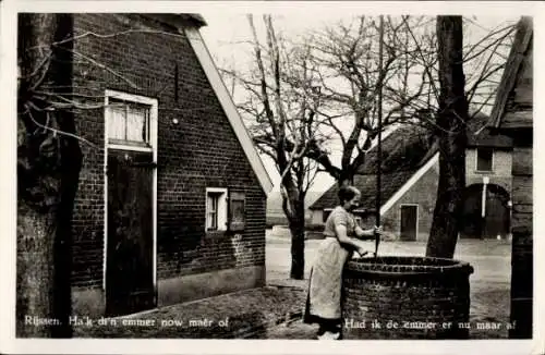 Ak Rijssen Overijssel Niederlande, Ha'k dr'n emmer now maar af, Frau am Brunnen