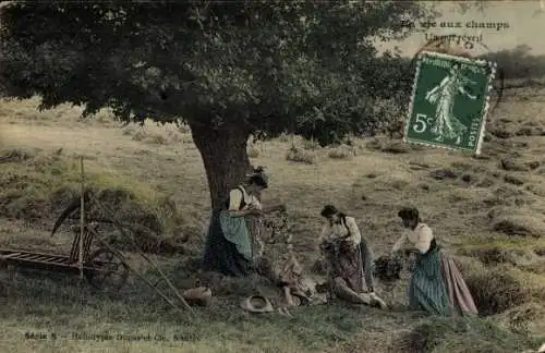 Ak Französische Tracht, Bäuerinnen am Baum, Sense, Schubkarre, Blumenstrauß