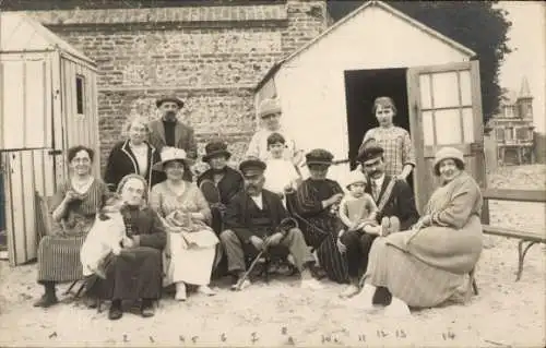 Foto Ak Le Crotoy Somme, Strand, Gruppenfoto