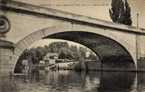 Ak Vernon Eure, sous l'Arche du Pont, vue sur l'Ancien Moulin