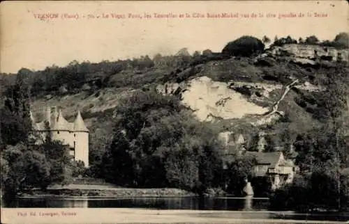 Ak Vernon Eure, le Vieux Pont, les Tourelles, la Cote Saint-Michel vus de la rive gauche de la Seine