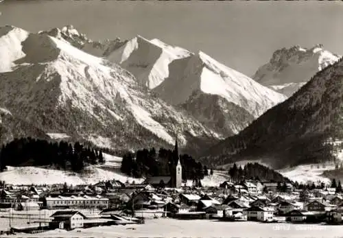 Ak Oberstdorf im Oberallgäu, Totalansicht, Gebirge, Winteransicht