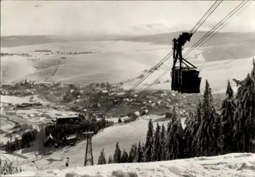 Ak Oberwiesenthal im Erzgebirge, Totalansicht, Fichtelberg, Schwebebahn, Winteransicht