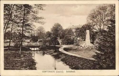 Ak Senftenberg in der Niederlausitz, Schlosswall, Denkmal