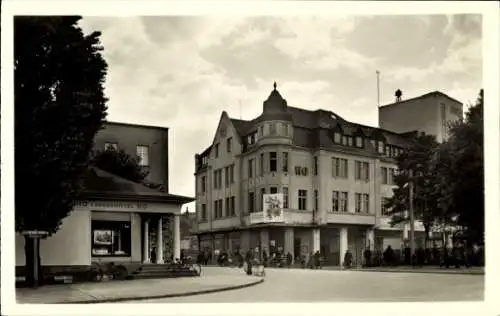 Ak Senftenberg in der Niederlausitz, HO Kaufhaus, HO Lebensmittel-Geschäft