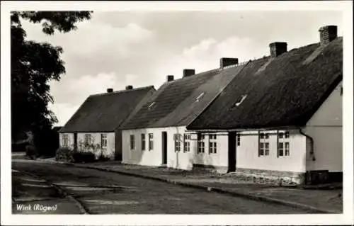 Ak Wiek auf Rügen, Straßenpartie, Wohnhäuser