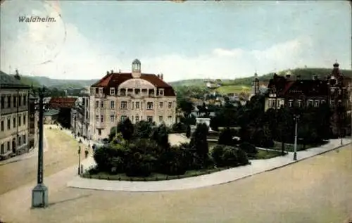 Ak Waldheim in Sachsen, Teilansicht, Platz, Denkmal