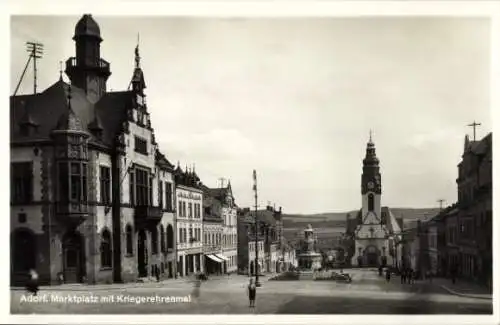 Ak Adorf im Vogtland, Marktplatz mit Kriegerehrenmal