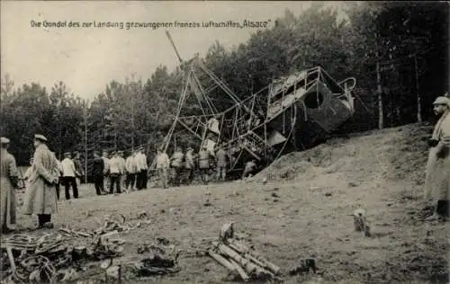 Ak Die Gondel des zur Landung gezwungenen französischen Luftschiffes Alsace, I WK