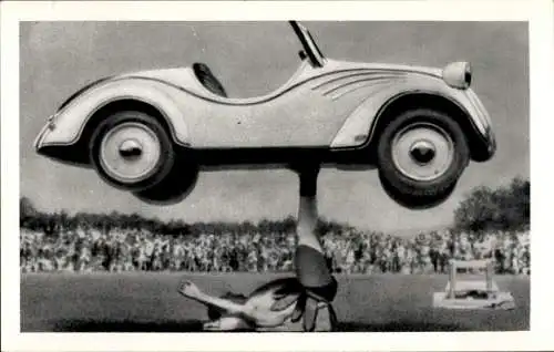 Ak Milos Barus, ex-stärkster Mann der Welt, Kraftakt, Auto auf den Beinen balancierend