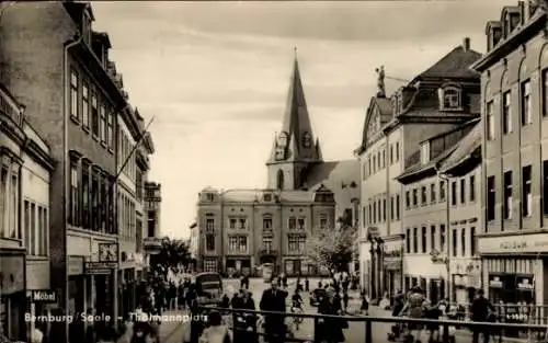 Ak Bernburg an der Saale, Thälmannplatz, Kirche, Geschäfte, Möbel, Konsum, Passanten