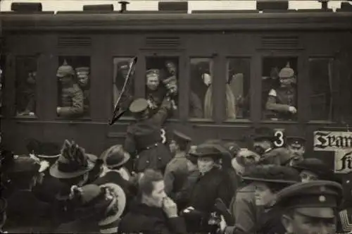 Foto Ak Kriegsausmarsch, Soldaten, Verabschiedung am Zug, Bahnsteig