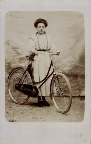 Foto Ak Frau mit einem Fahrrad