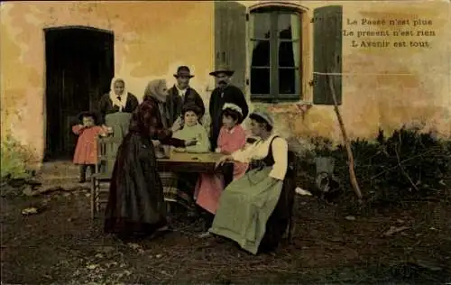 Ak Französische Tracht, Hellseherin, Frauen am Tisch, Wohnhaus