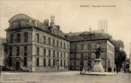 Ak Bernay Eure, Place de l'Hotel de Ville