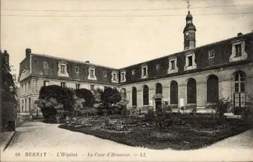 Ak Bernay Eure, Hopital, Cour d'Honneur