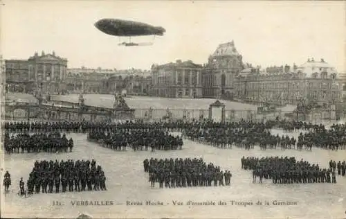 Ak Versailles Yvelines, Revue Hoche, Vue d'ensemble des Troupes de la Garnison, Zeppelin