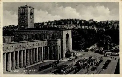 Ak Stuttgart in Württemberg, Bahnhof, Straßenseite, Straßenbahnen, Autos, Wohnhäuser