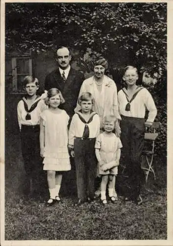 Ak Herzogliche Familie von Braunschweig u. Lüneburg auf der Marienburg, Ernst August, Viktoria Luise