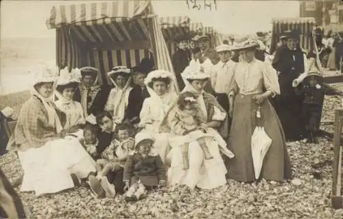 Foto Ak Frankreich, Gruppenbild am Strand, Strandkörbe