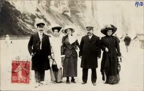 Foto Ak Frankreich, Gruppenbild an der Küste, Männer, Frauen