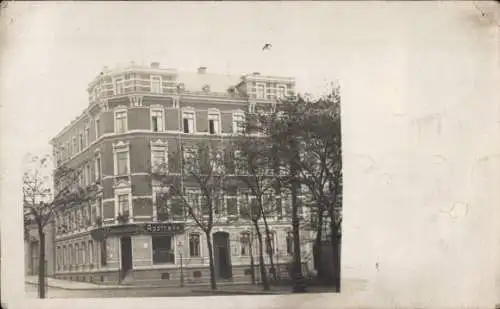 Foto Ak Dresden, Wohnhaus, Eckgebäude, Apotheke