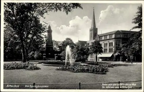 Ak Bitterfeld, Am Springbrunnen, Denkmal, katholische Kirche