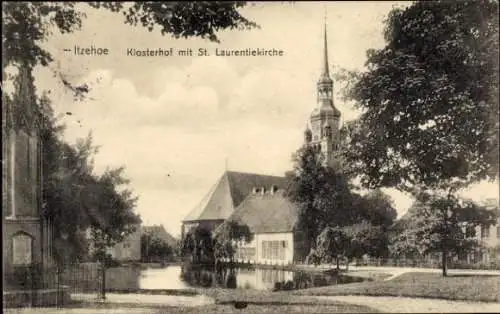 Ak Itzehoe in Holstein, Klosterhof mit St. Laurentiekirche