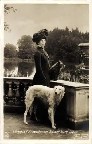 Ak Viktoria von Preußen, Prinzessin zu Schaumburg Lippe, Portrait, Windhund