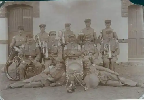 Foto Lüderitz Namibia, DSWA, Mitglieder der Kolonialen Schutztruppe, Gruppenbild, Musikkorps