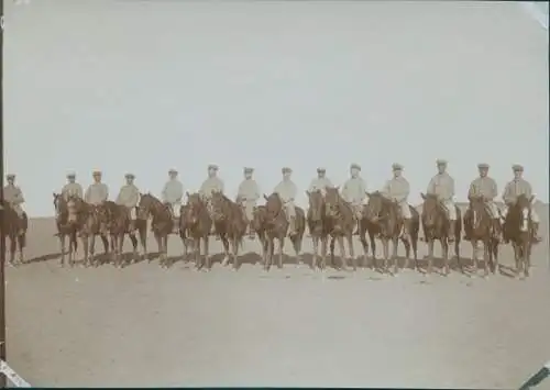 Foto Lüderitz Namibia, DSWA, Mitglieder der Kolonialen Schutztruppe zu Pferd, Gruppenbild