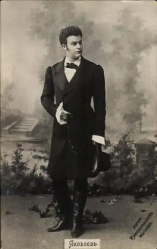 Ak Opernsänger Jakowlew, Standportrait