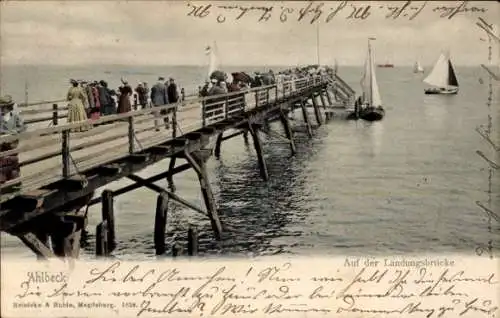 Ak Ostseebad Ahlbeck auf Usedom, Auf der Landungsbrücke, Passanten, Segelboote