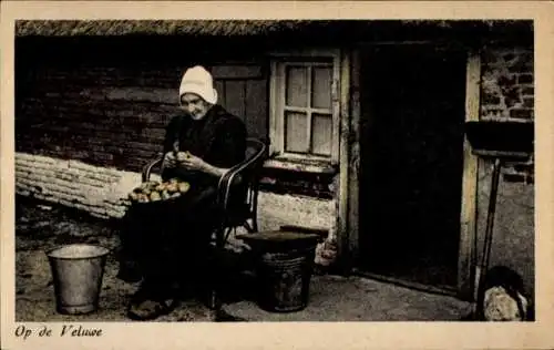 Ak Niederlande, Op de Veluwe, Alte Frau in Tracht