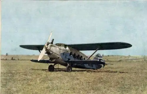 Ak Passagierflugzeug am Boden, Doppeldecker, Propeller