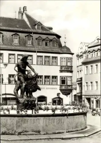 Ak Gera in Thüringen, Simsonbrunnen am Markt, Stadt-Apotheke mit Erker