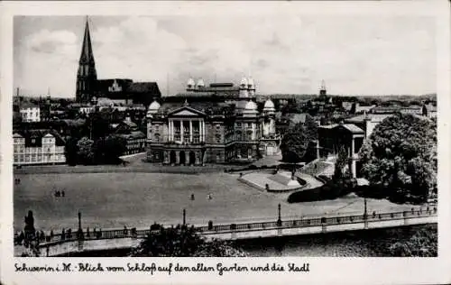 Ak Schwerin in Mecklenburg, Blick vom Schloss, alter Garten, Stadt