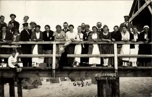 Foto Ak Ostseebad Göhren auf Rügen, Strand, Gruppenbild auf der Seebrücke 1919