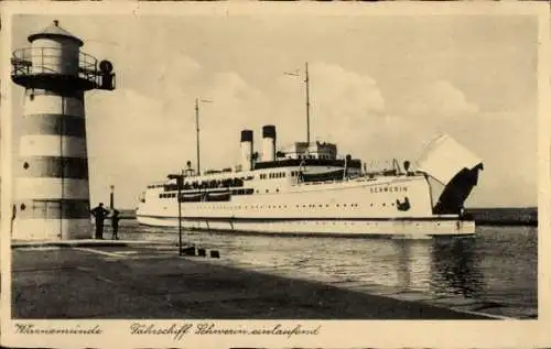 Ak Rostock Warnemünde, Fährschiff Schwerin läuft ein, Leuchtturm