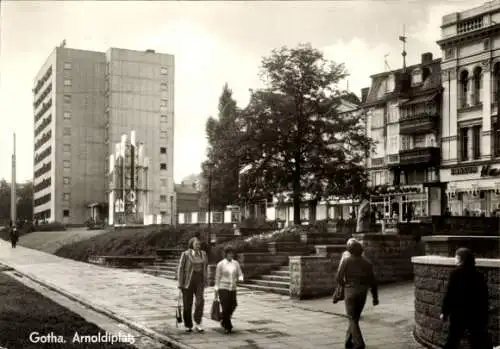 Ak Gotha in Thüringen, Arnoldiplatz, Hochhaus, Straßenszene