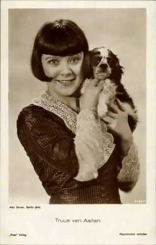 Ak Schauspielerin Truus van Aalten, Portrait mit Hund