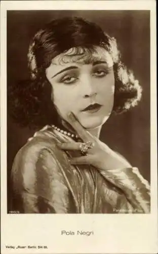 Ak Schauspielerin Pola Negri, Portrait