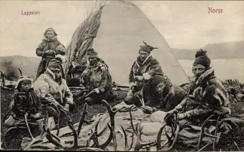 Ak Norwegen, Lappeleir, Personen in Trachten, Rentiergeweihe